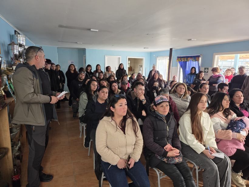 Familias del comité siguiendo la asamblea