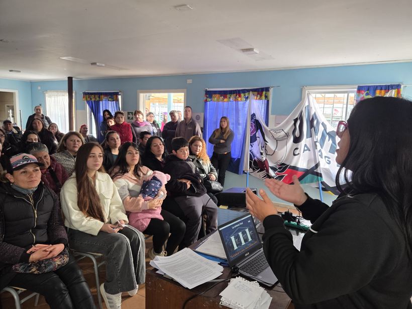 La dirigencia se dirige a la sala llena durante la asamblea