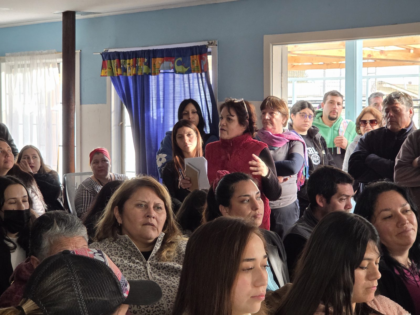 Una socia toma la palabra durante la asamblea del comité