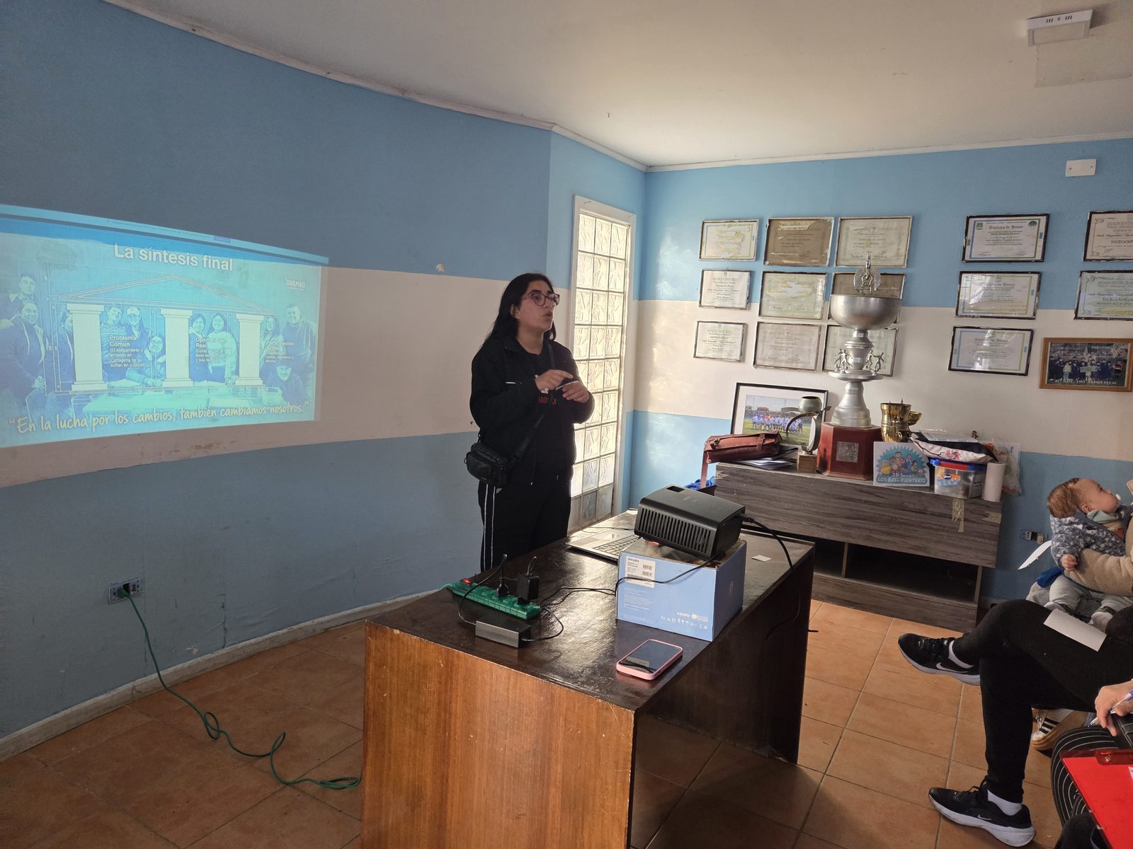 En pantalla, el Barrio Maestranza Ukamau durante la asamblea